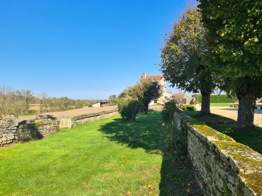 Extérieur de l'abbaye de Trizay en Charente maritime