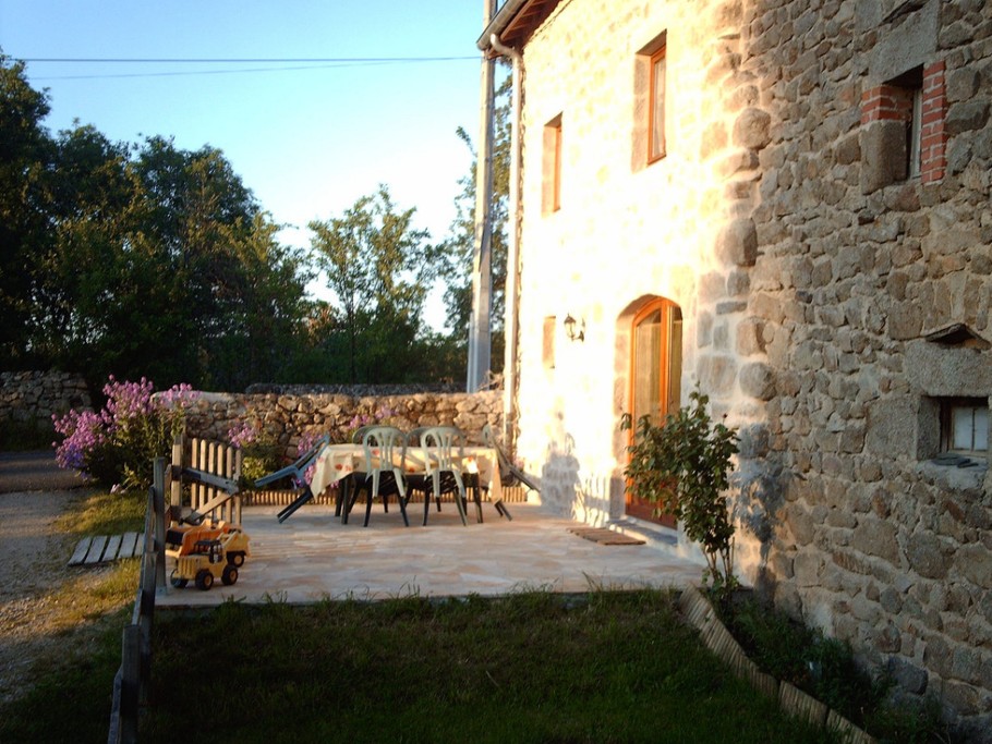 Terrasse et cour fermée