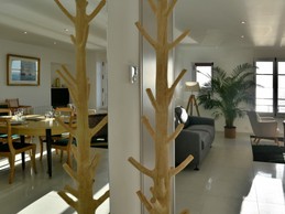 Pièce de vie très lumineuse vue mer, avec coin cuisine, coin salon et coin séjour (appartement au 1er étage en front de mer au Port de la Houle à Cancale)