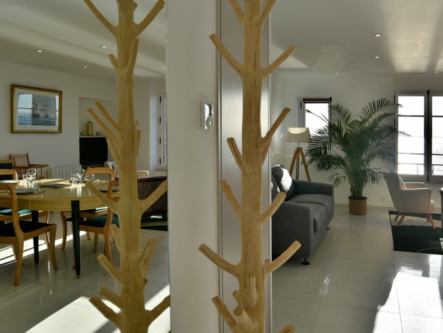 Pièce de vie très lumineuse vue mer, avec coin cuisine, coin salon et coin séjour (appartement au 1er étage en front de mer au Port de la Houle à Cancale)