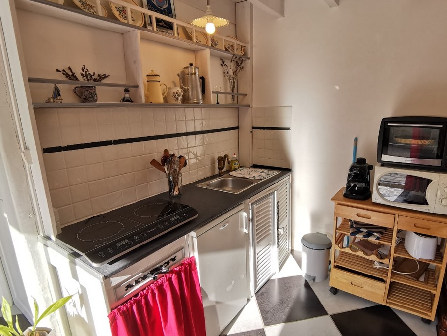 Espace cuisine avec MO, four, réfrigérateur, plaque induction portatif