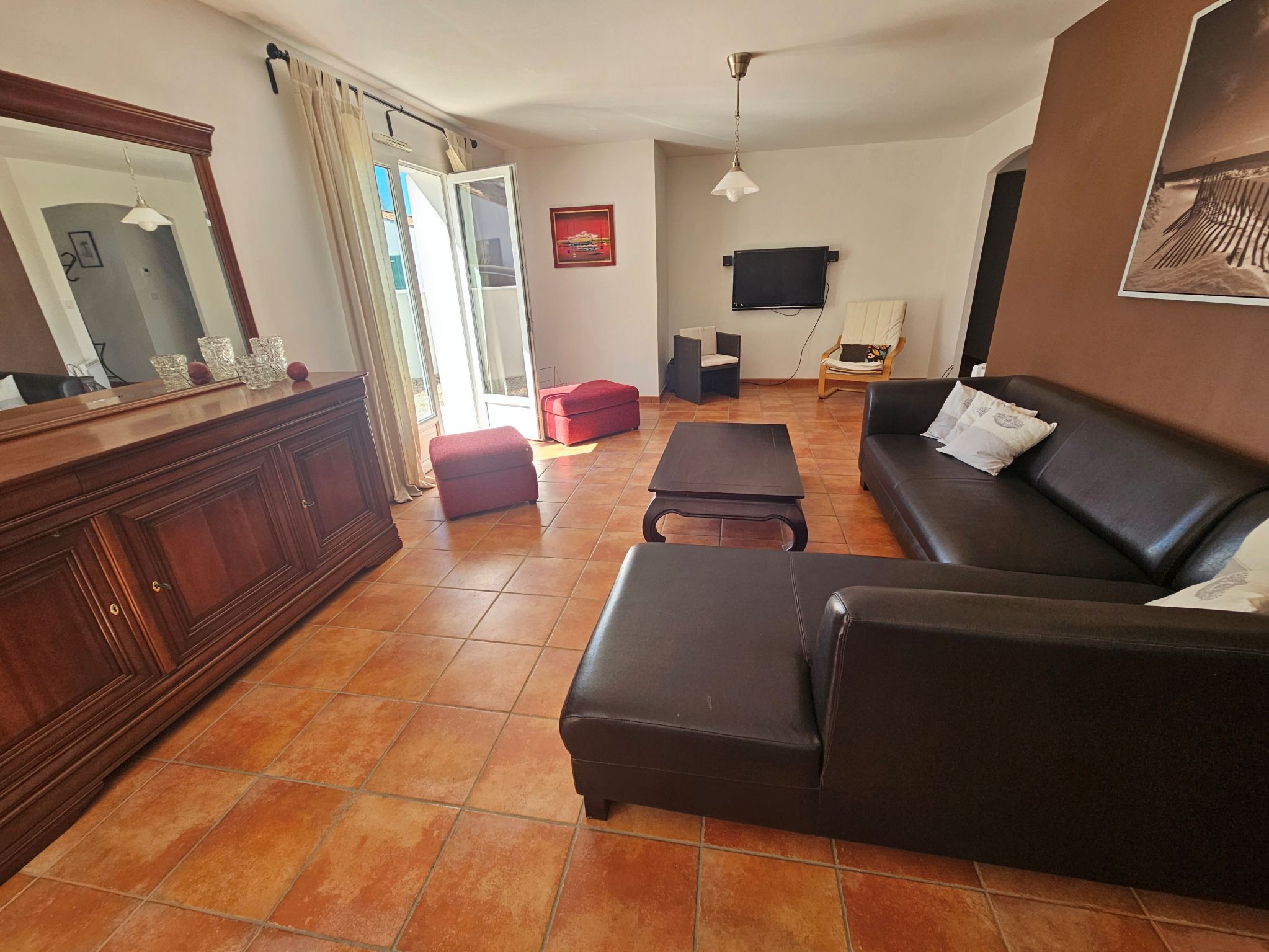 The lounge in the living room with views of the garden and terrace, Grand village, Port des Salines 5 minutes' walk away, Ile d'Oléron