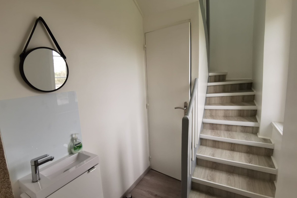 Un wc indépendant au RDC, accès à l'étage