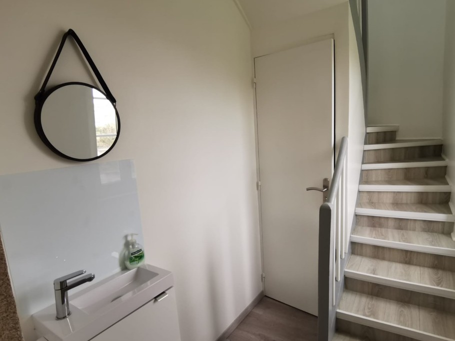 Un wc indépendant au RDC, accès à l'étage