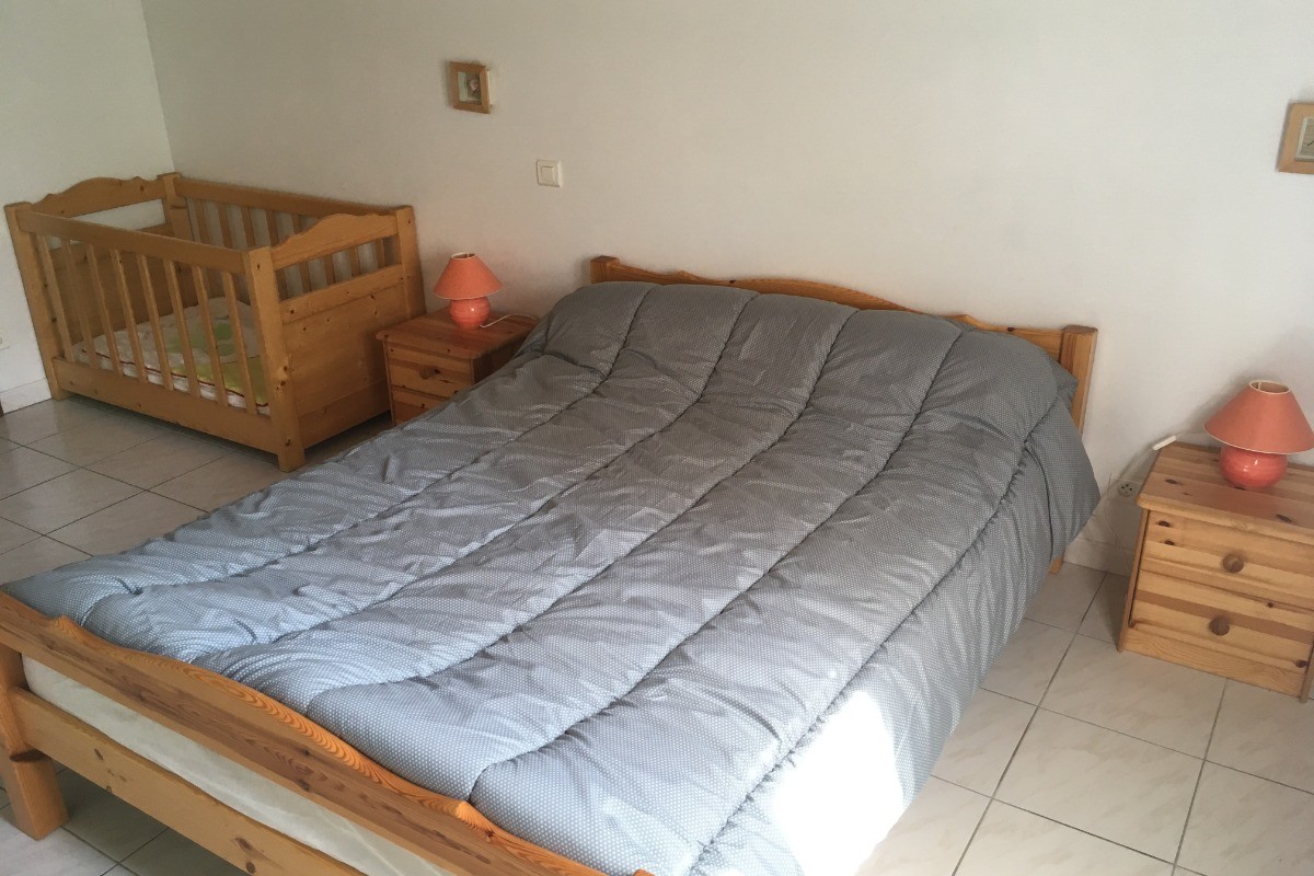 grande chambre avec lit bébé