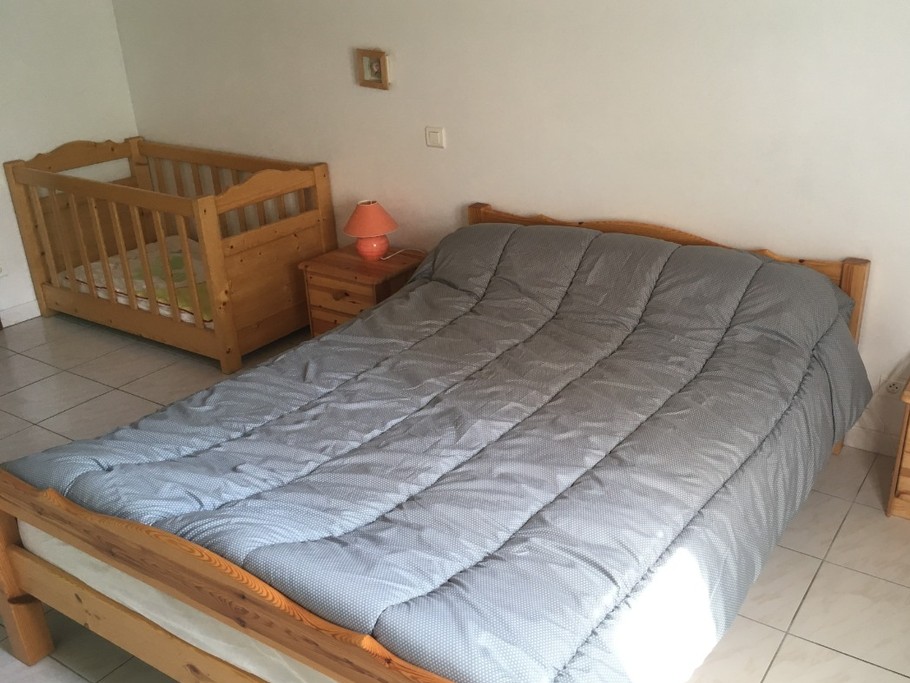 grande chambre avec lit bébé