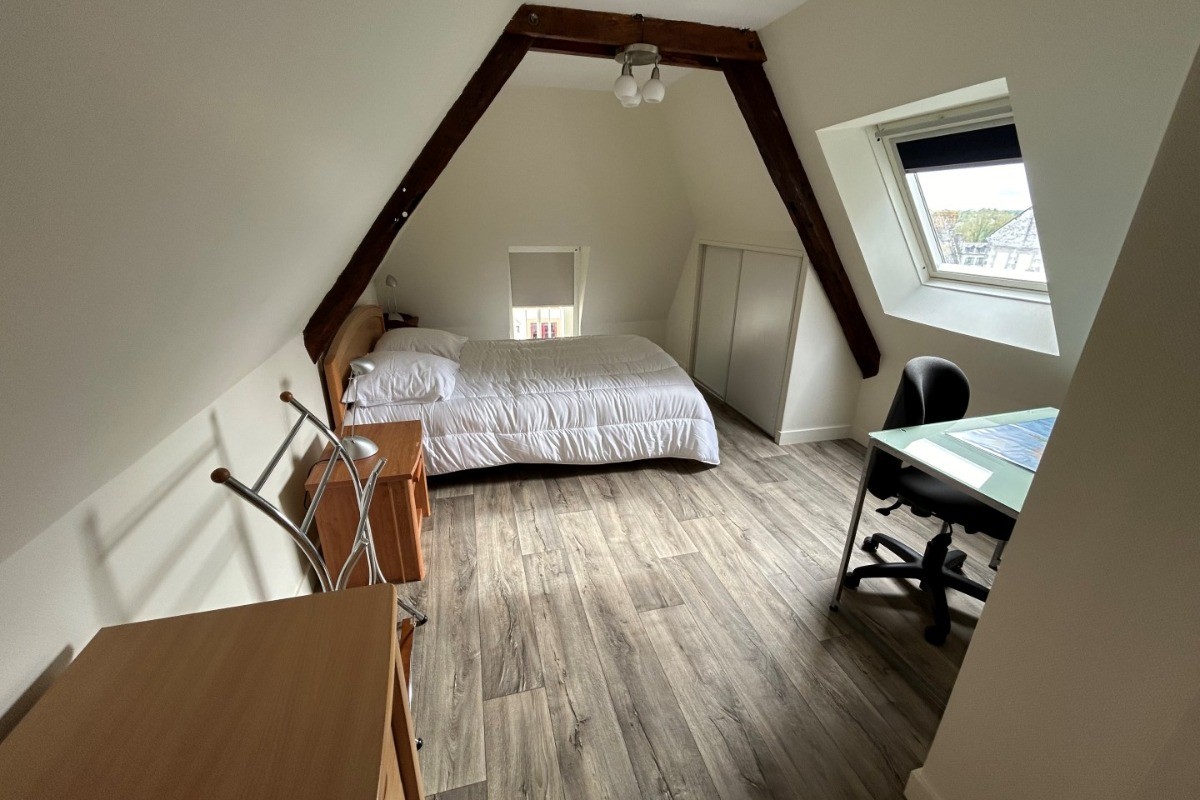 Chambre spacieuse sous comble pour 2 personnes (lit 140 cm) avec nombreux rangement et  espace bureau (télétravail possible, Wifi fourni)