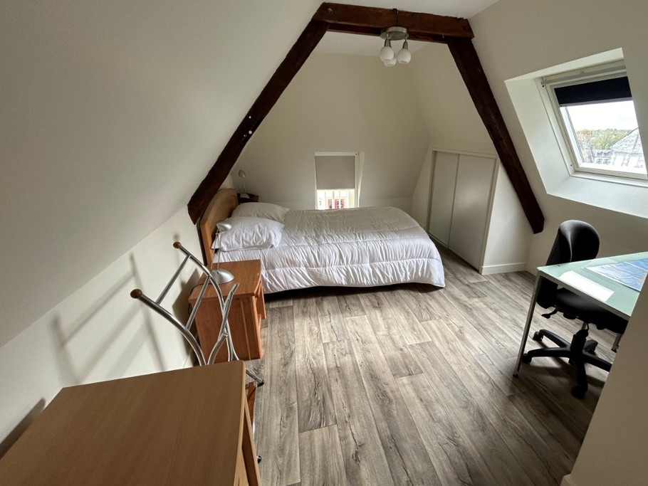 Chambre spacieuse sous comble pour 2 personnes (lit 140 cm) avec nombreux rangement et espace bureau (télétravail possible, Wifi fourni)