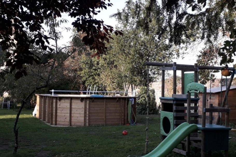 Piscine et aire de jeux