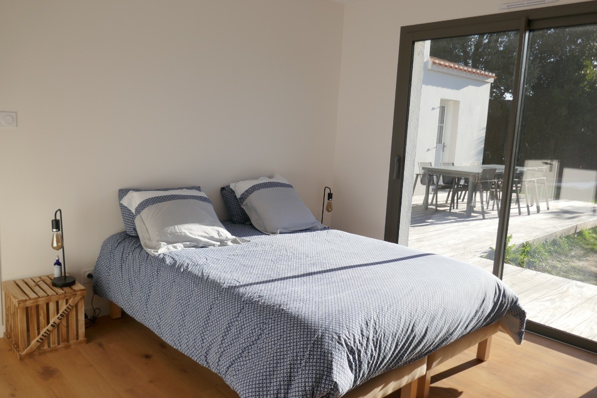 Chambre 1 au rez-de-chaussée avec un lit en 160