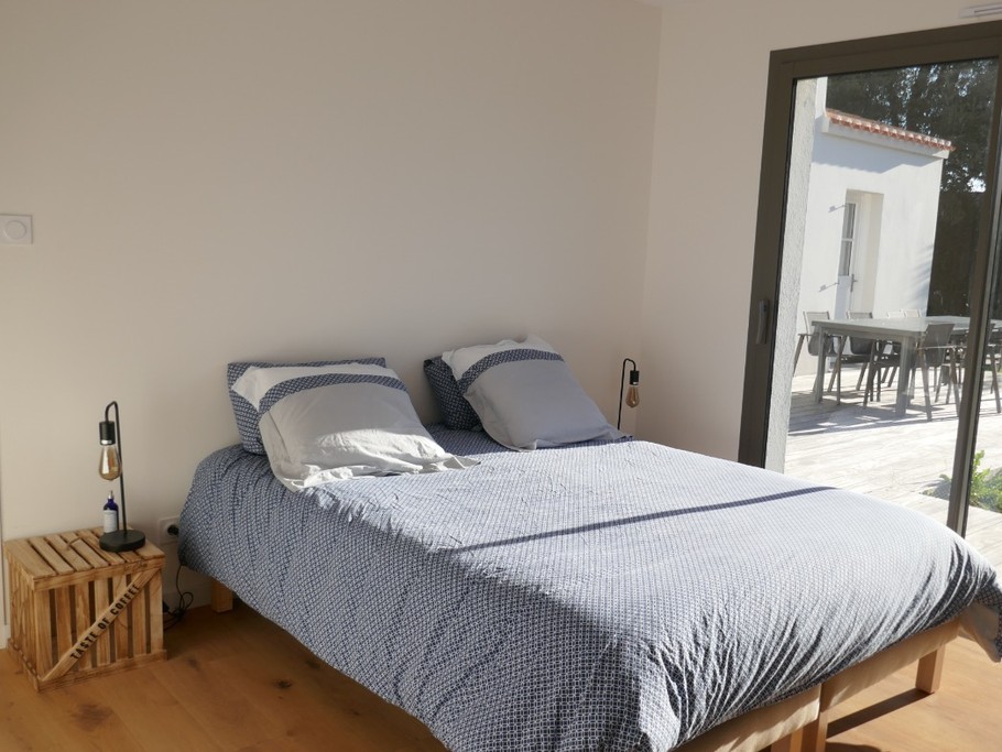 Chambre 1 au rez-de-chaussée avec un lit en 160