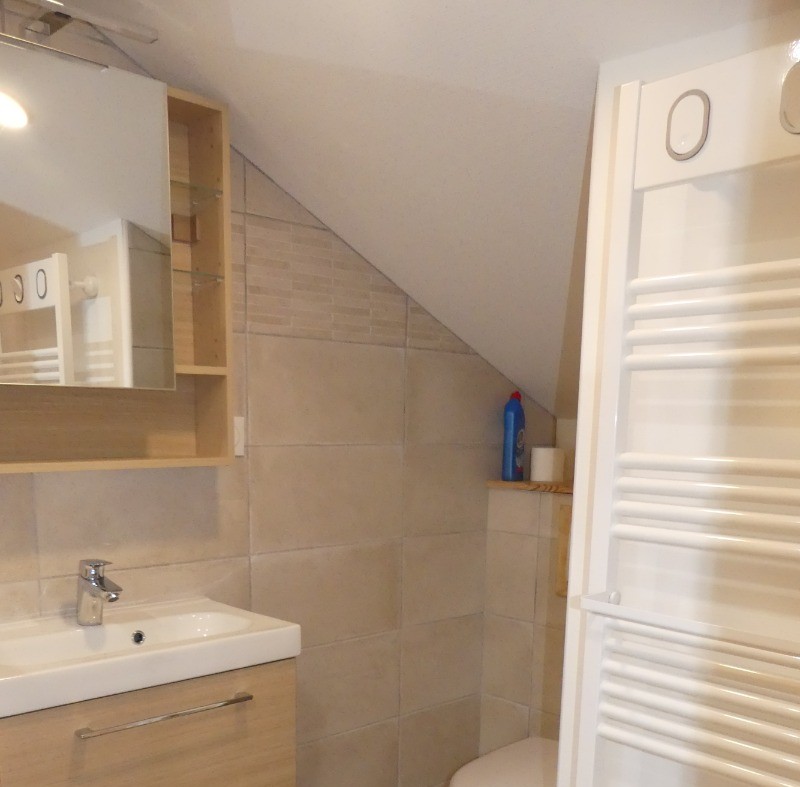 WC dans la salle d'eau de l'étage