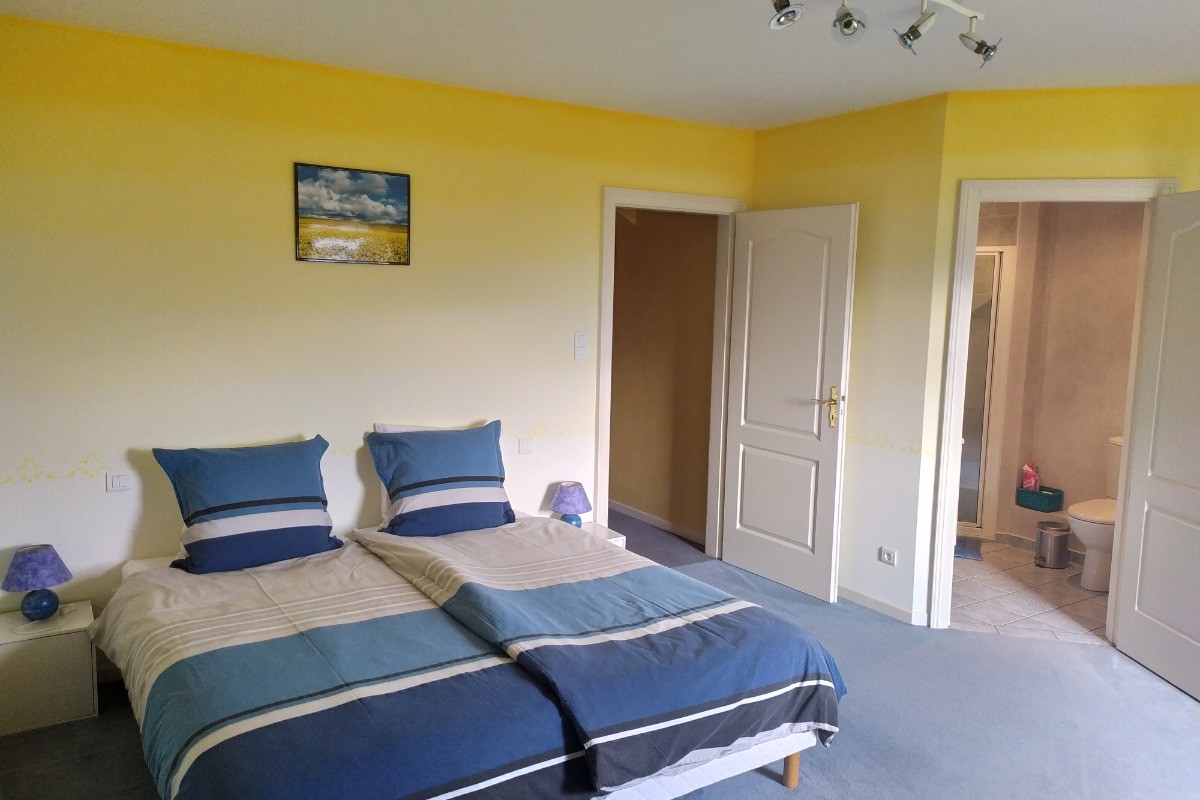 Chambre 4 avec un canapé BZ