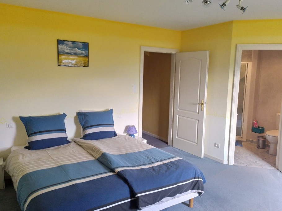 Chambre 4 avec un canapé BZ