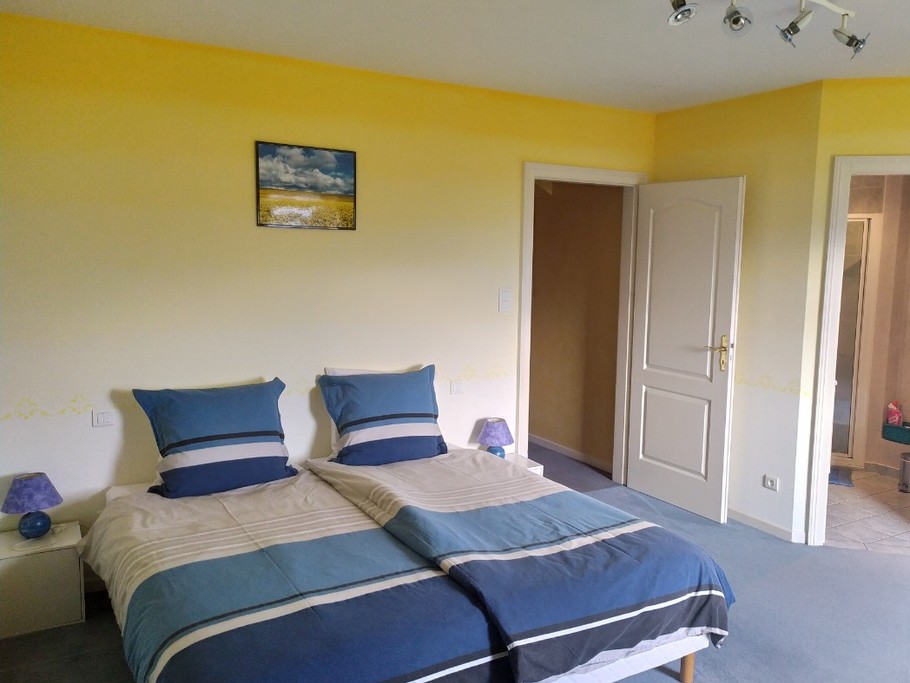 Chambre 4 avec un canapé BZ