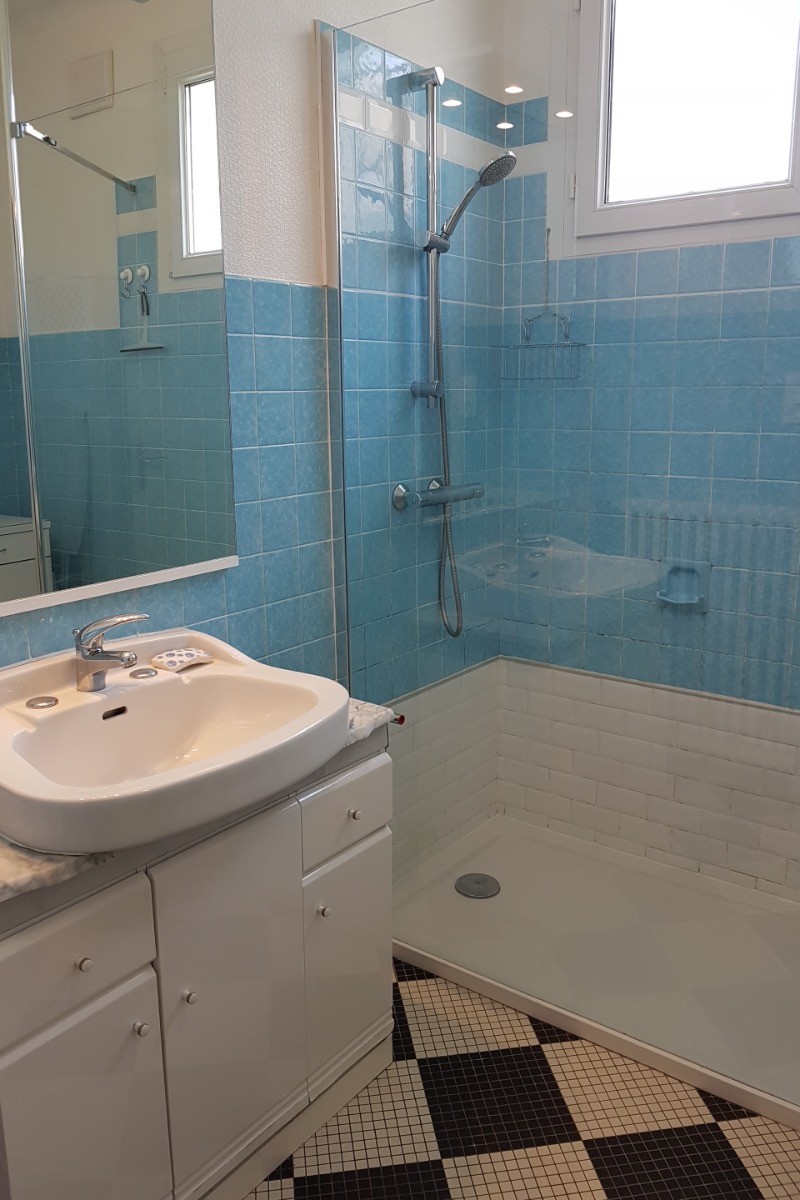 Salle d'eau avec douche à l'italienne