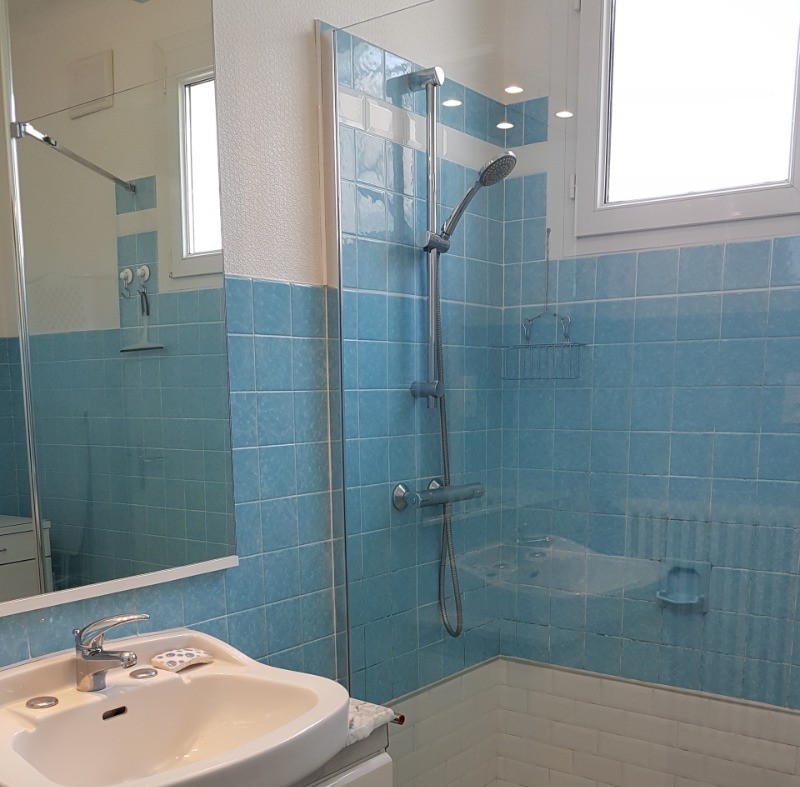 Salle d'eau avec douche à l'italienne