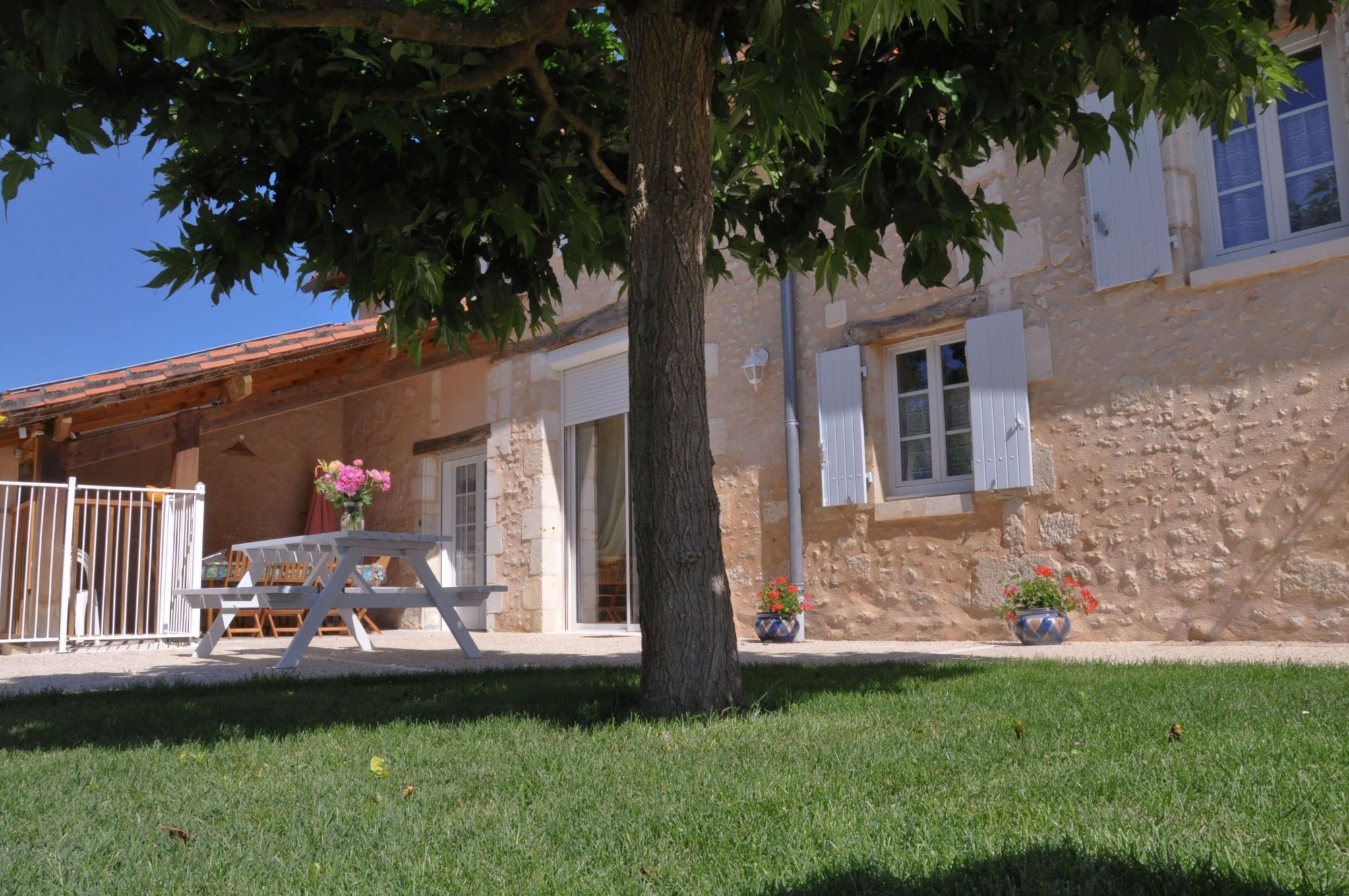Gite "La Grange" Chez Bariot, pour 10 personnes, jardin de 1000 m², avec piscine sécurisé et jacuzzi intérieur, à Rioux-Martin, en Charente