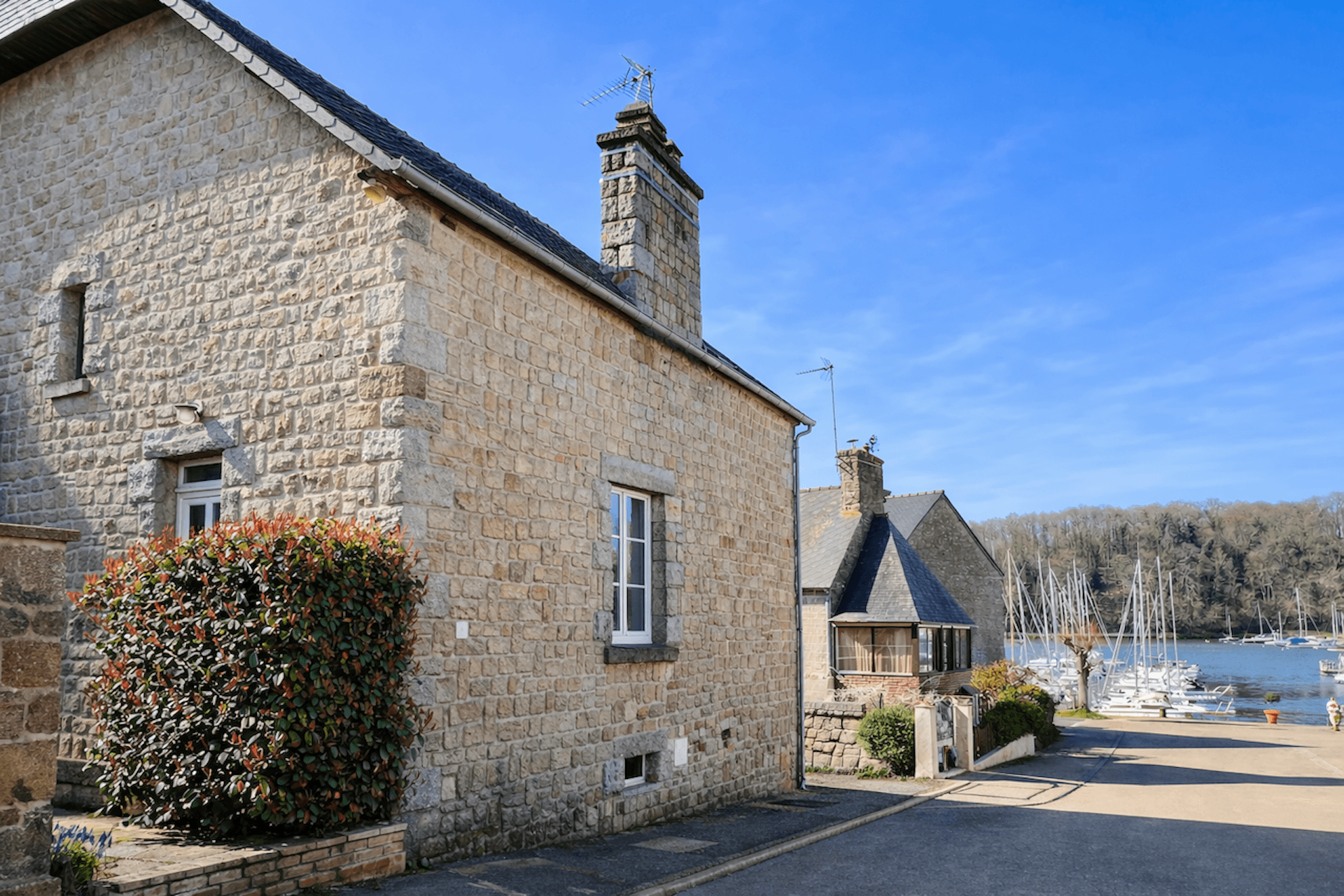 La Maison Rose near the port of Lyvet