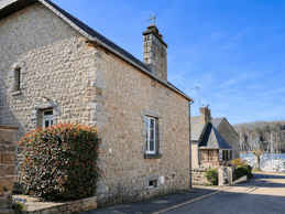 La Maison Rose near the port of Lyvet