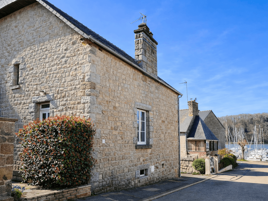 La Maison Rose near the port of Lyvet