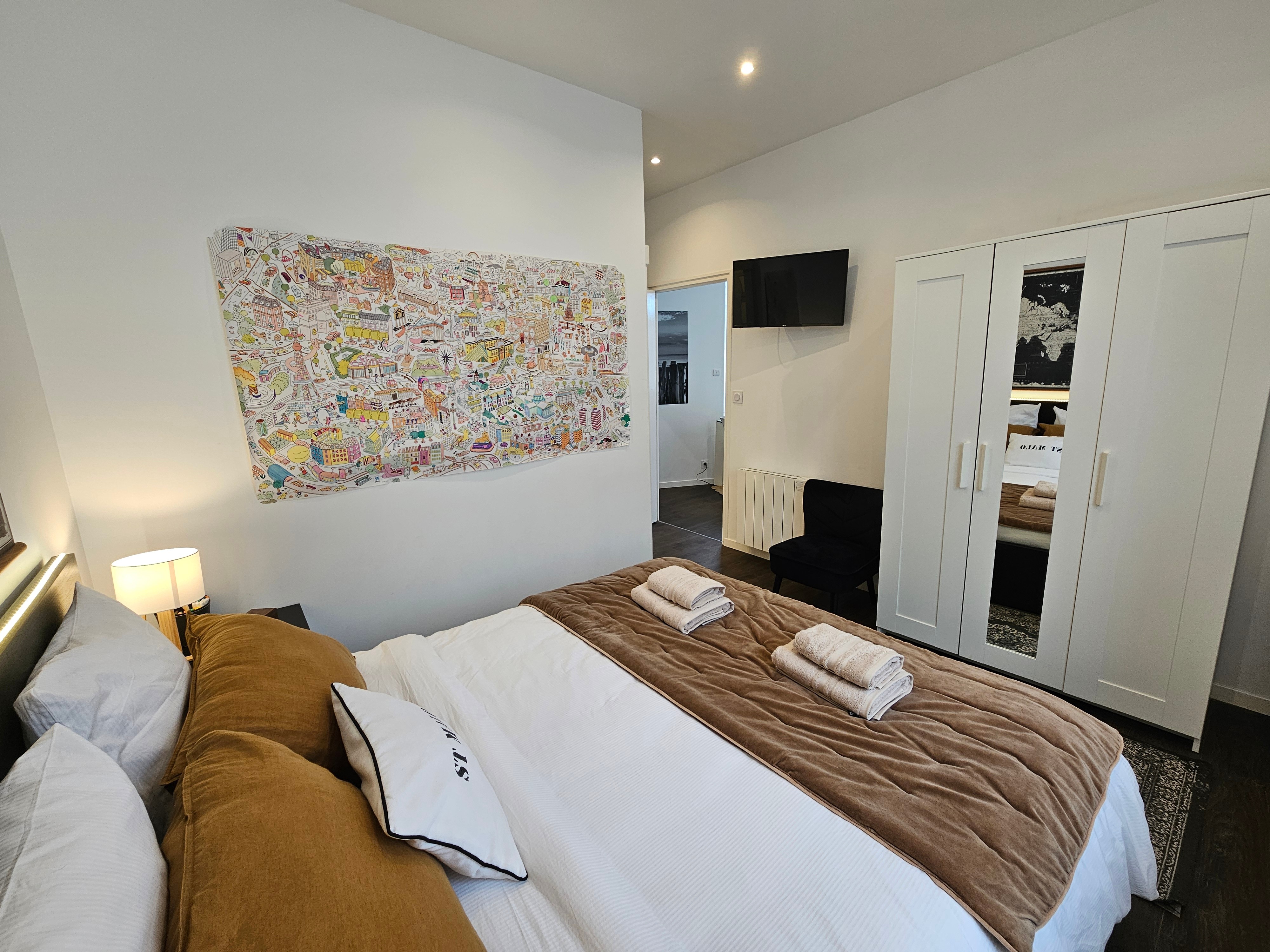 Chambre avec un lit queen size (160 x 200 cm). Salle d'eau avec WC attenants.