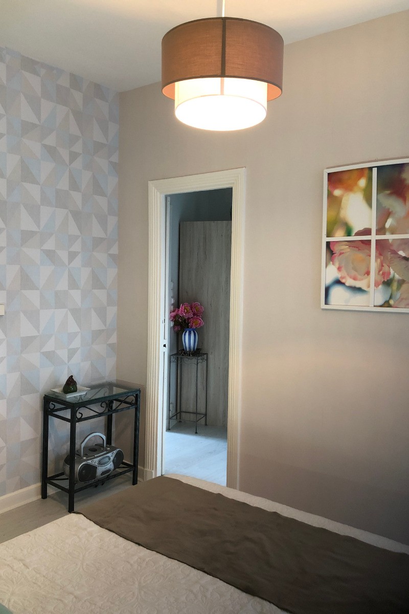 autre vue de la chambre et découverte des couleurs douces et tendres