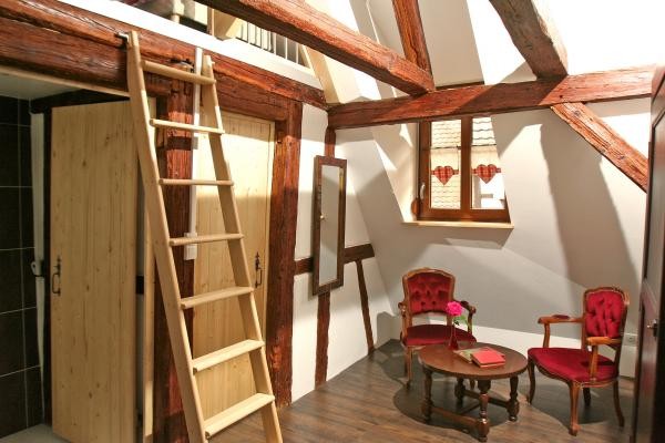 Salon suite parentale avec accès mezzanine par échelle