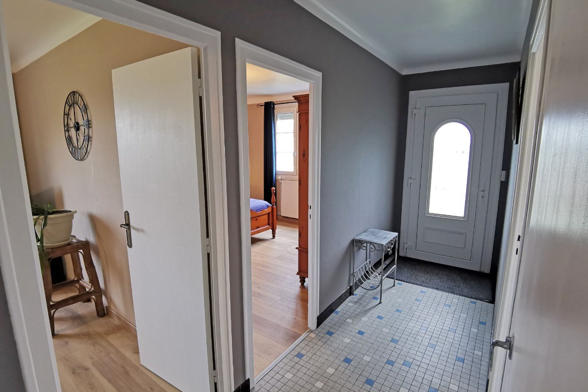 Couloir desservant 5 pièces indépendantes; le salon, deux chambres, la cuisine, la salle d'eau