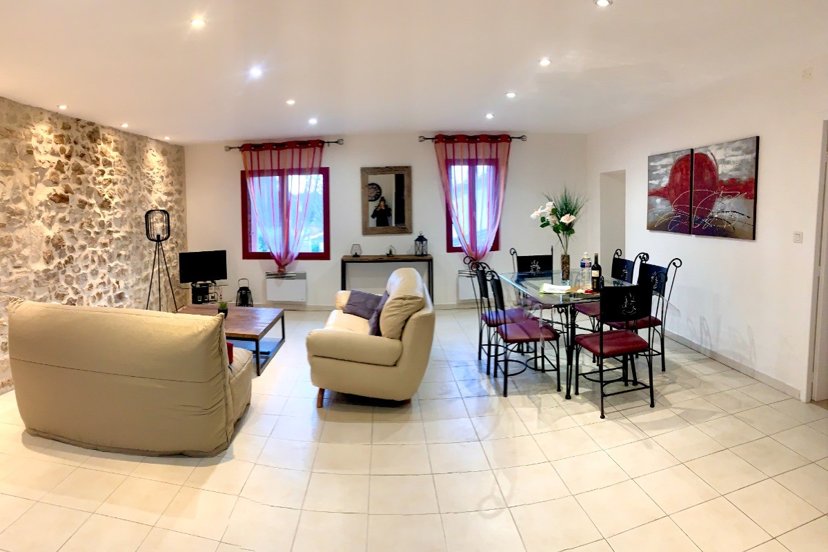 Séjour spacieux avec wifi et télévision