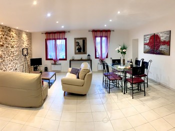 Séjour spacieux avec wifi et télévision
