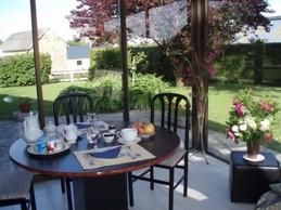 La Corbetière - Petit déjeuner sous la véranda