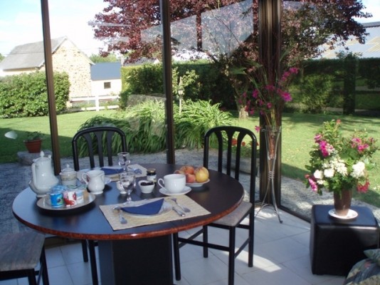 La Corbetière - Petit déjeuner sous la véranda