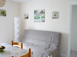 Pièce de vie avec coin cuisine aménagée et bien équipée et coin salon avec TV. Canapé convertible.