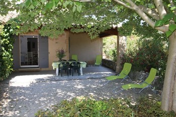 Terrasse ombragée avec partie couverte