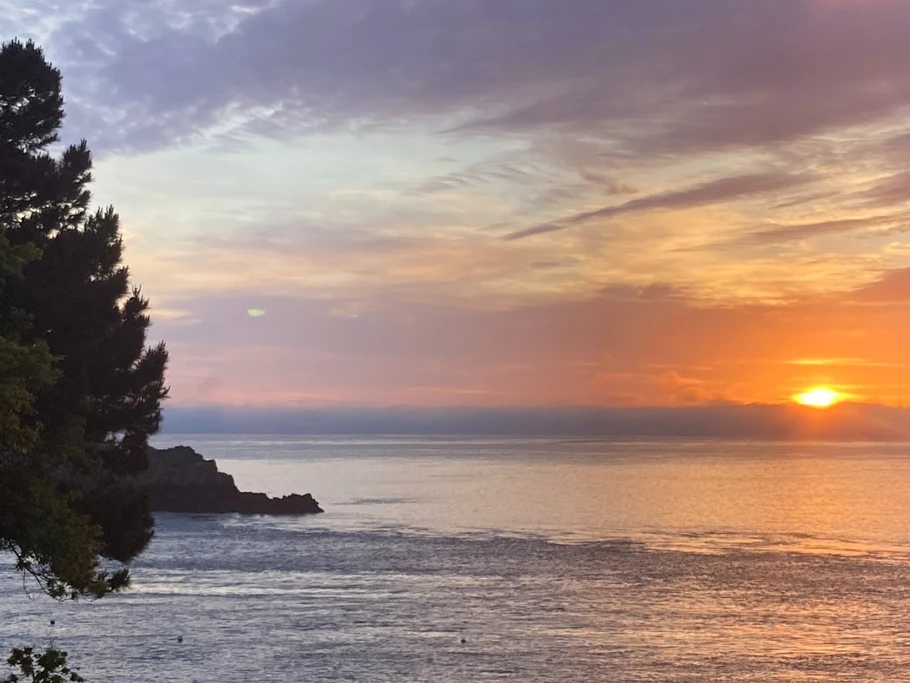 Lever de soleil sur Cancale riche en couleurs.