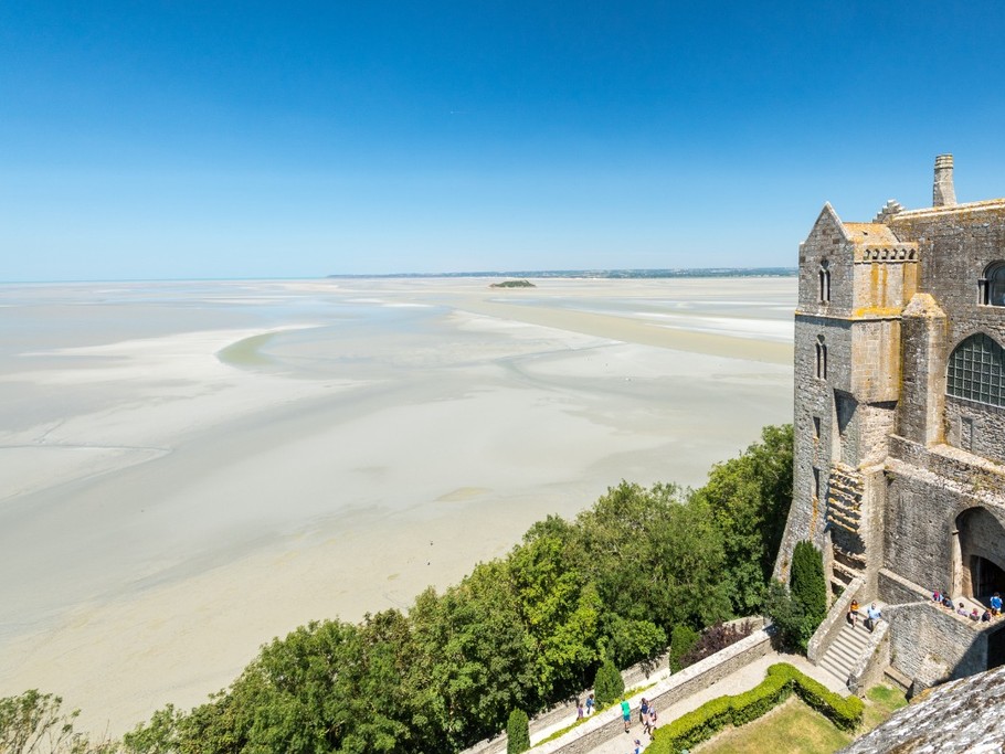 La Baie vue du Mont-Saint-Michel et de son abbaye. 
Crédits photos : CRTB BERTHIER-Emmanuel