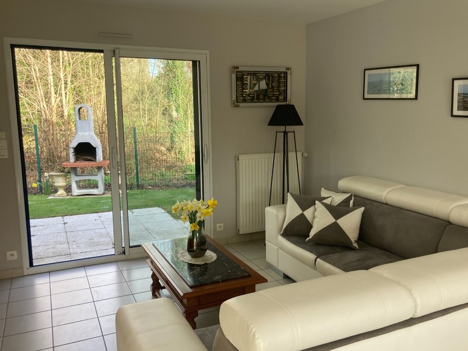 SALON / TERRASSE / JARDIN CLOS.
