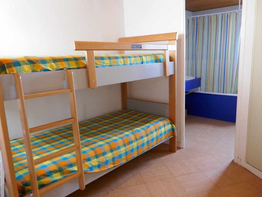 Chambre avec deux lits en 90 superposés