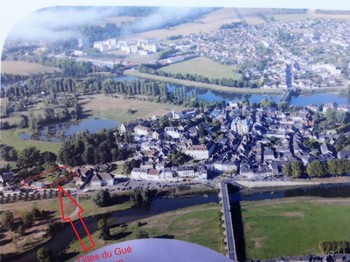 Situatoin A gauche) par rapport au pont de la vielle Loire