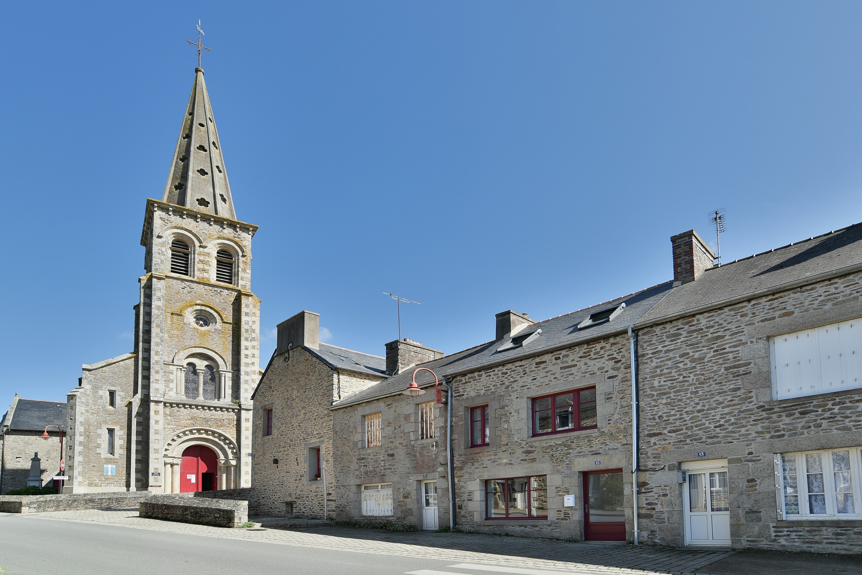 Façade de la maison depuis la rue principale