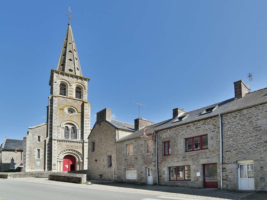 Façade de la maison depuis la rue principale