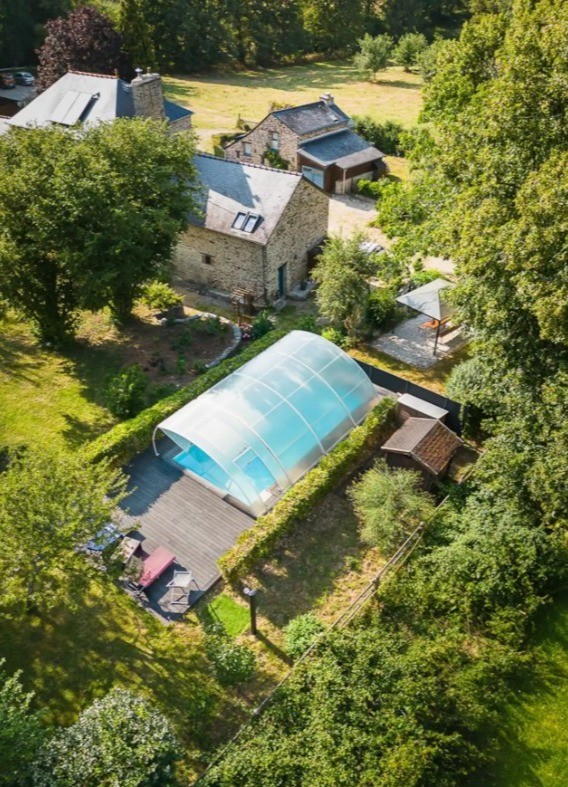 Nombreux équipements de loisirs à disposition (commun autres voyageurs) : trampoline, piscine chauffée de mai à septembre, balançoires, table de ping-pong, terrain de pétanque.