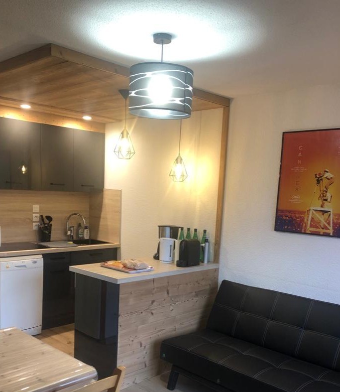 une partie de la pièce à vivre et coin cuisine