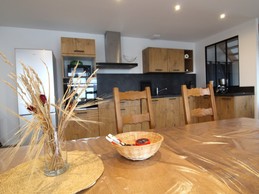 Cuisine ouverte sur le salon séjour - Chez Gigi et Malou Gîte Jonquille