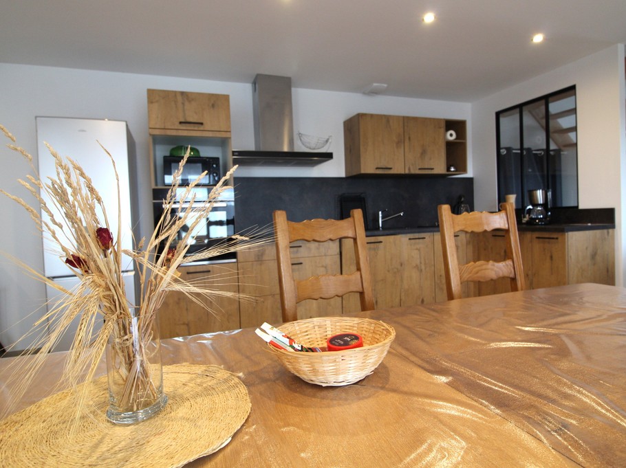 Cuisine ouverte sur le salon séjour - Chez Gigi et Malou Gîte Jonquille