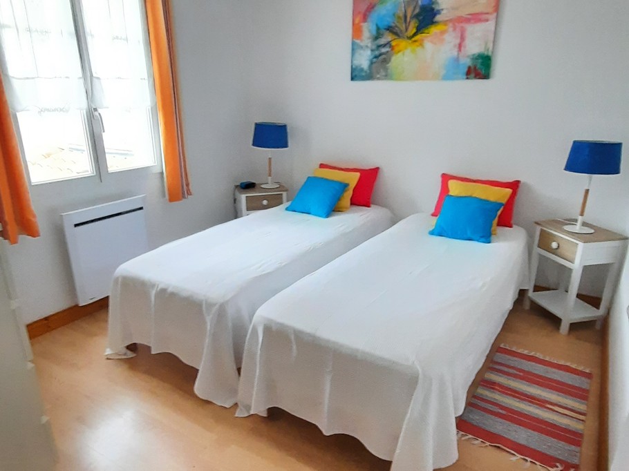 Chambre côté patio ( 2 lits d'une personne)