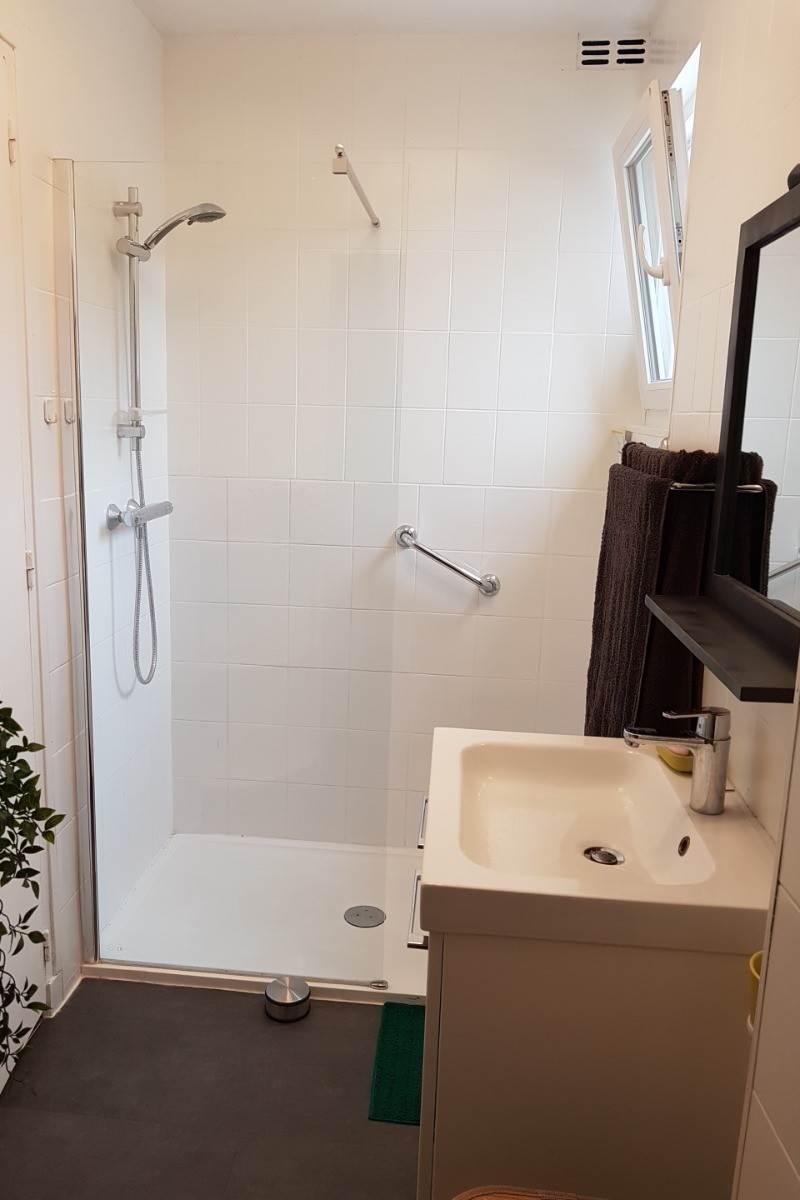 La salle d'eau avec douche grande dimension