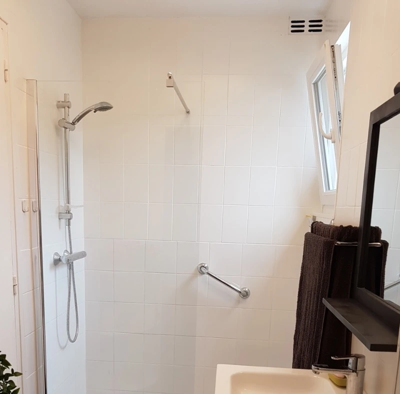 La salle d'eau avec douche grande dimension