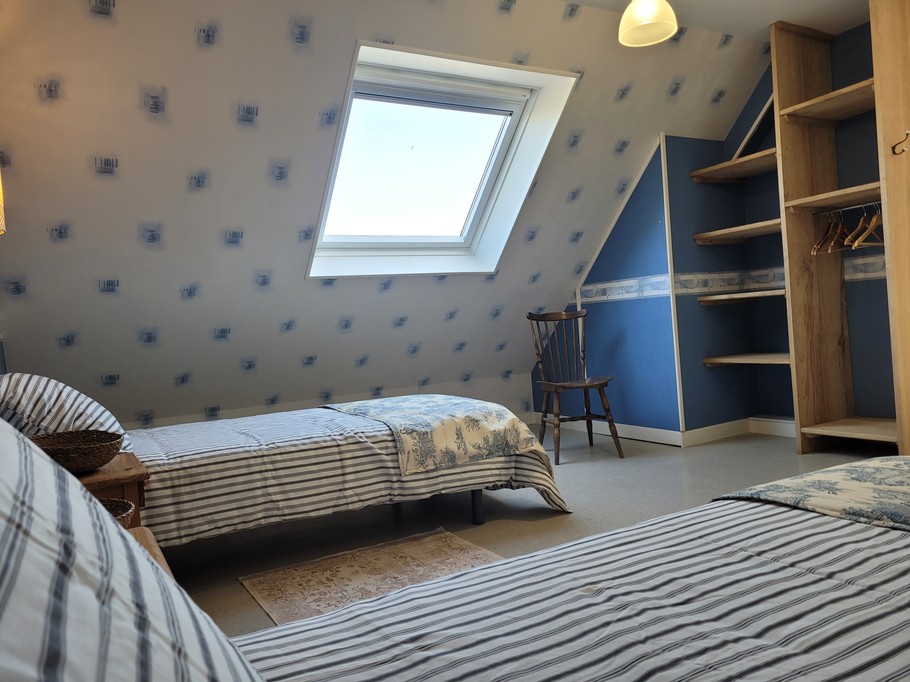 Le Cain, location de vacances, Clévacances, chambre étage 2 lits de 90